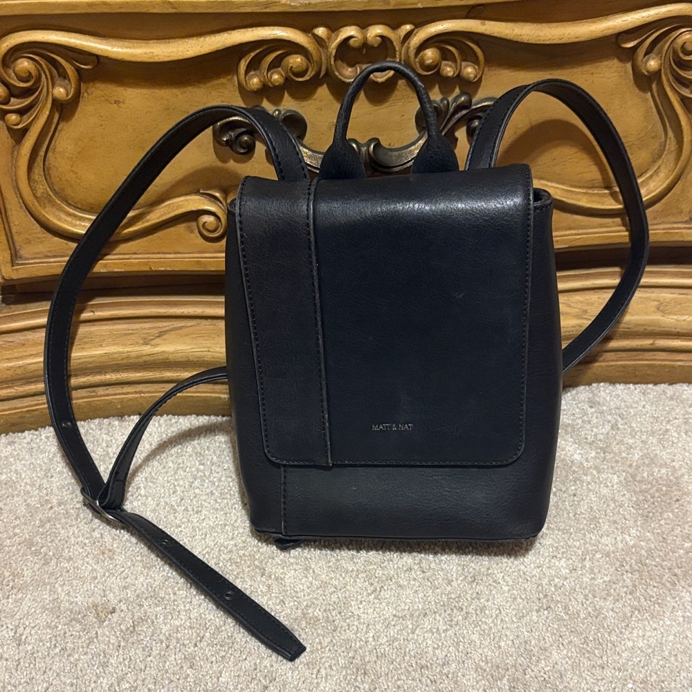 Matt & Nat Black Minimalist Leather Mini Backpack
